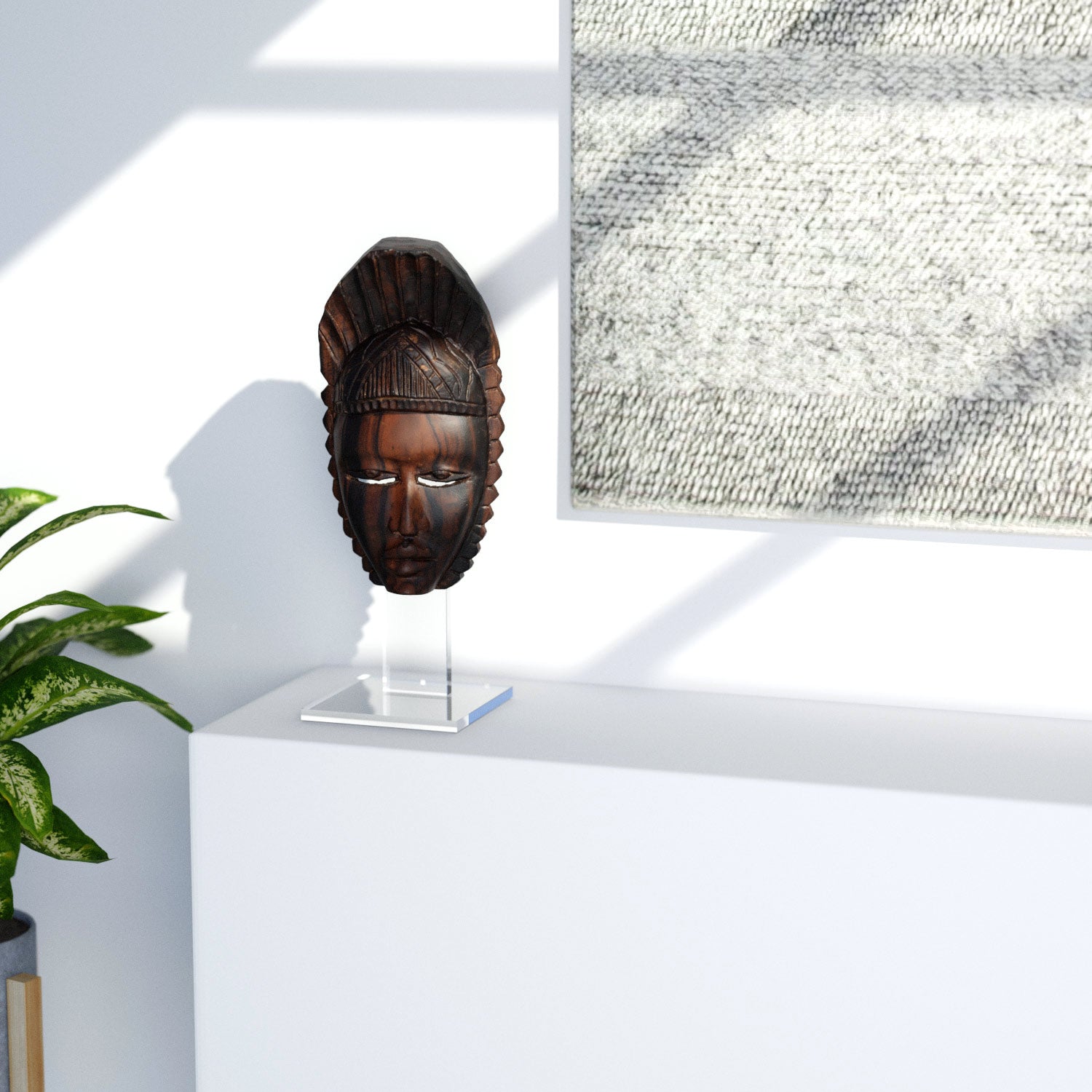 presentoir en acier et plexiglas pour masque sur commode blanche