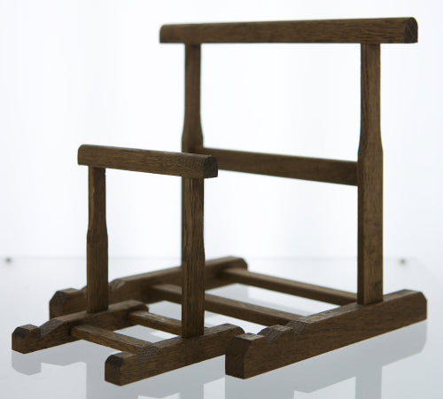 presentoirs en bois pour tableaux et Livres