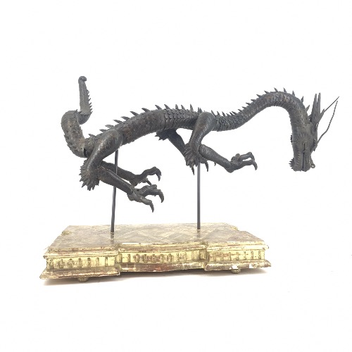 socle sur mesure pour sculpture de dragon 