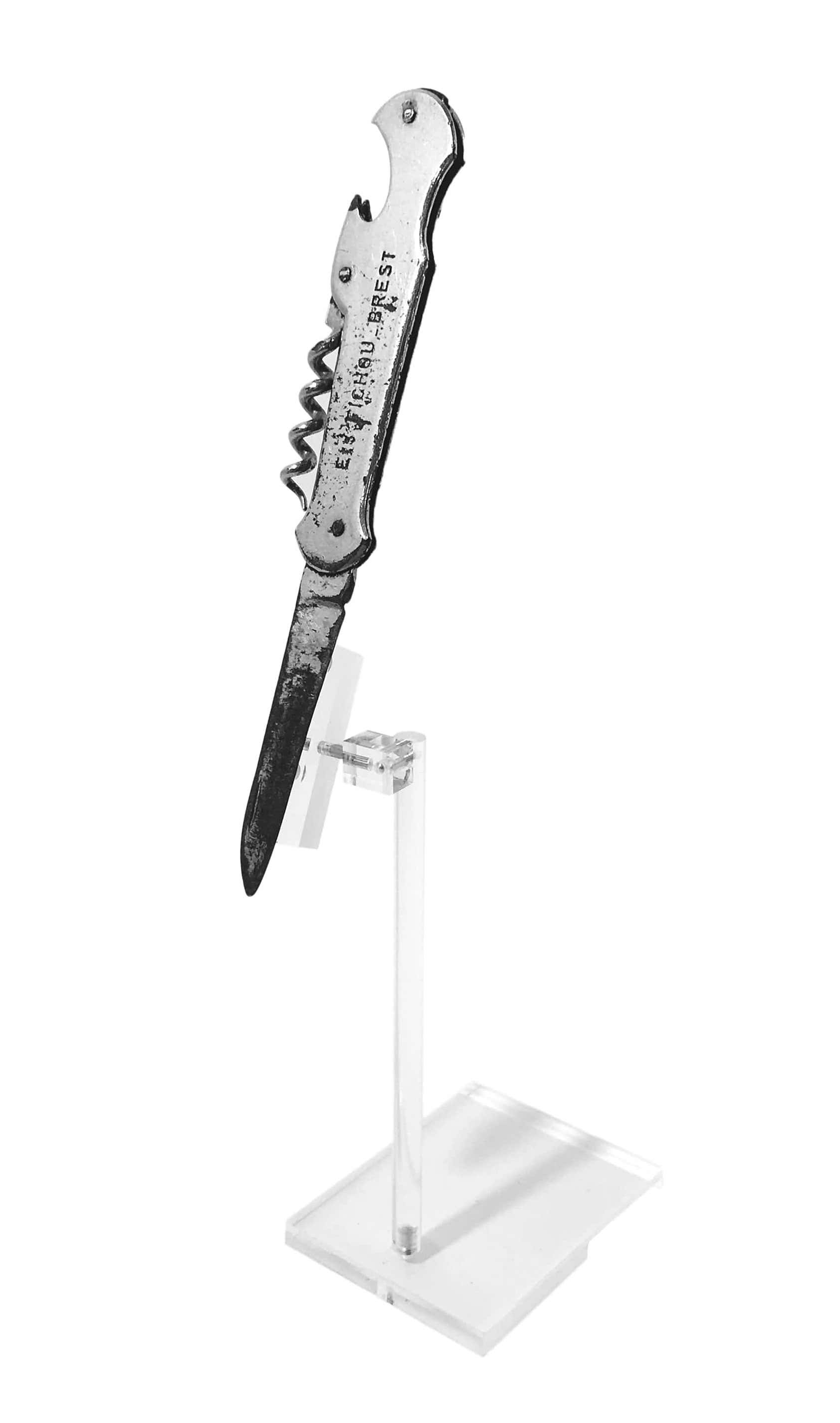 Couteau suisse prsent sur socle aimant en acrylique transparent sur fond blanc