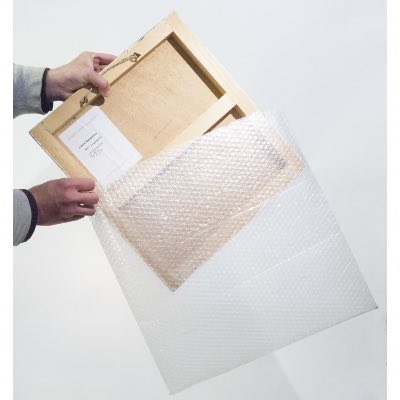 Emballage : pochettes en papier bulle et coins en mousse