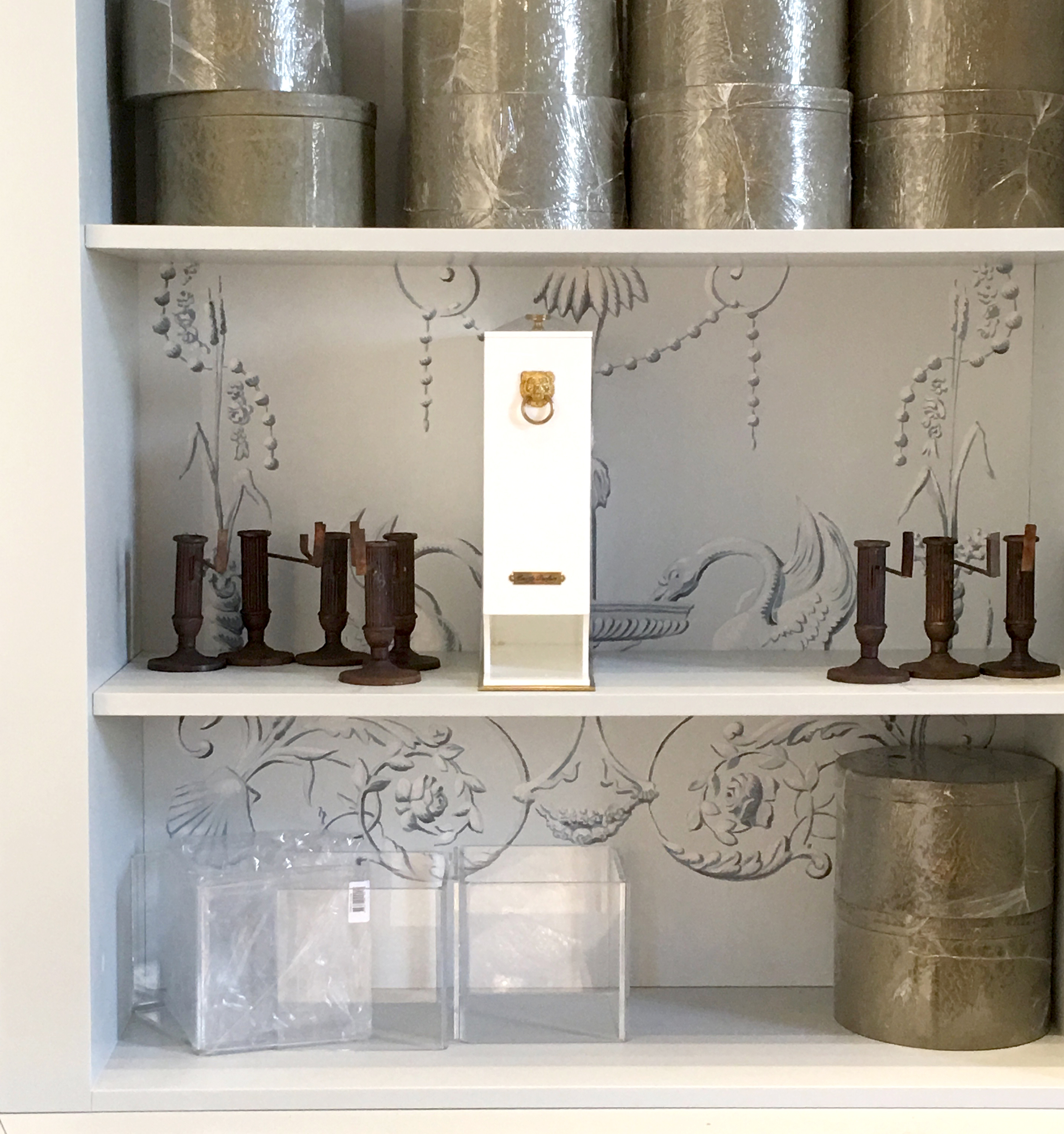 mis en place du distributeur à boite à parfum pour la boutique cours de marbre du château de versailles  - Réunion des musées nationaux - grand palais 