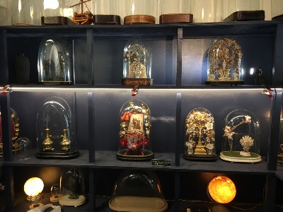 Mur de présentation de globes en verre anciens à base marquetées ou noires et bouquets de mariées