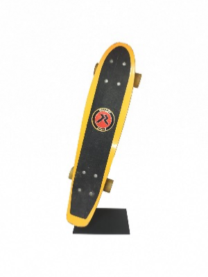 Skateboard sur socle acer noir sur fond blanc