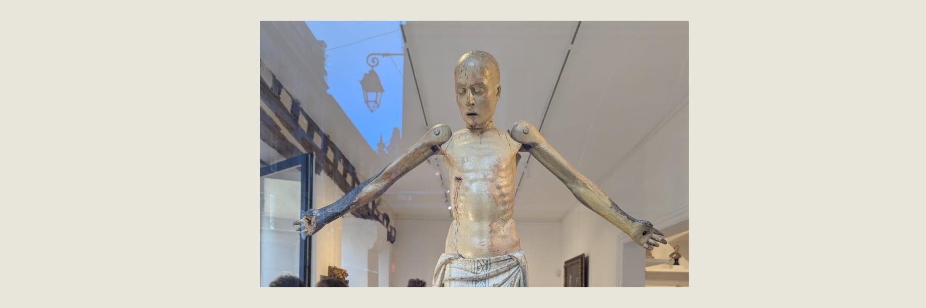 christ articulé sur fond sur fond noir sur un socle en bois 