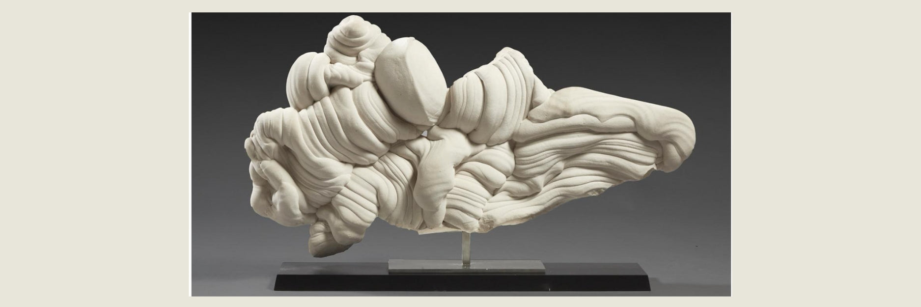 très grande gogotte socler dans un musée