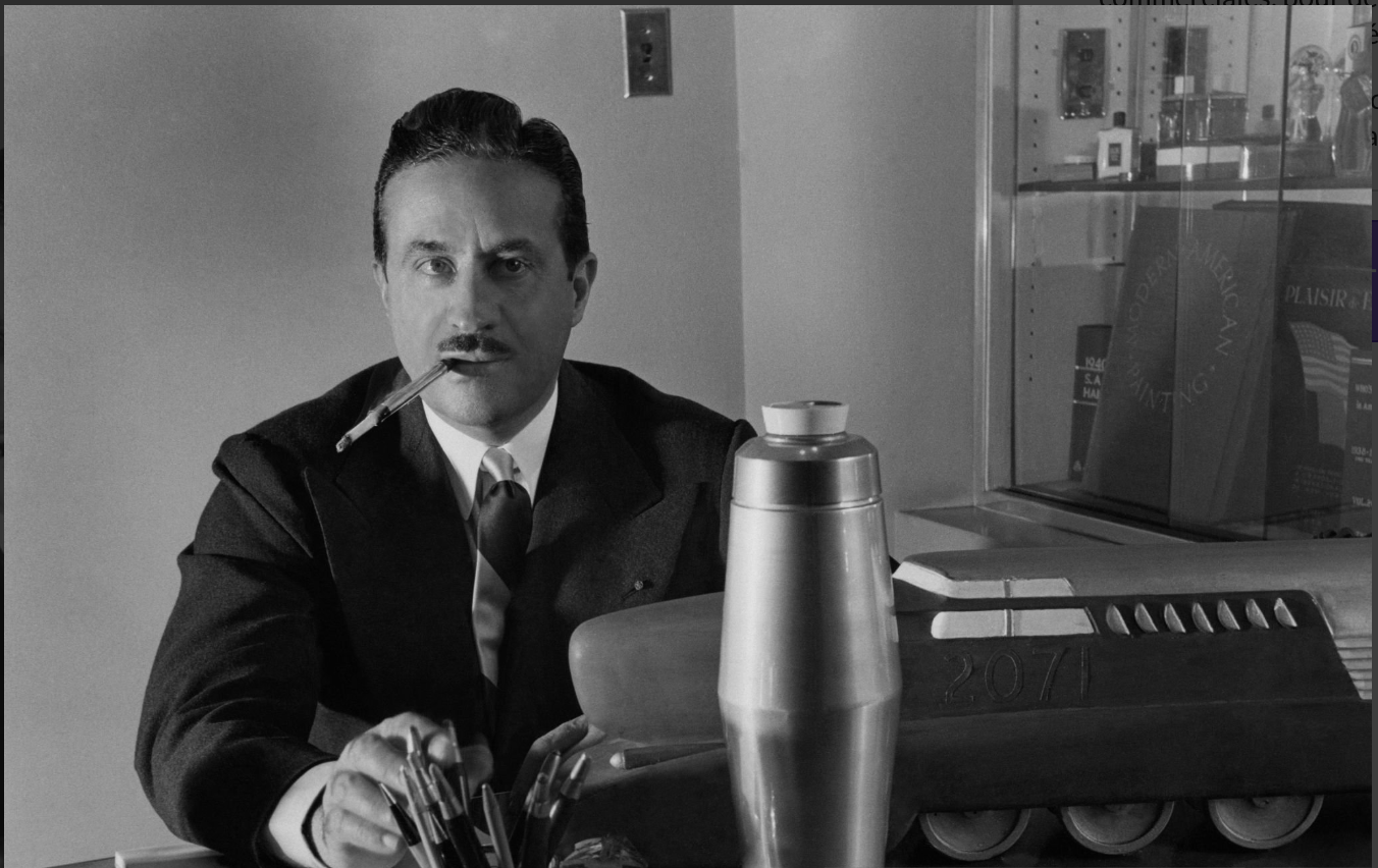 photo noir et bland de raymond Loewy dans son bureau 