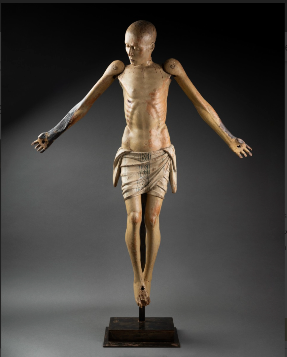 christ articulé sur fond sur fond noir sur un socle en bois 