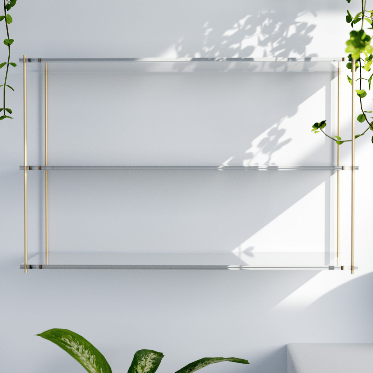etagere en plexiglas sans objet sur fond blanc 