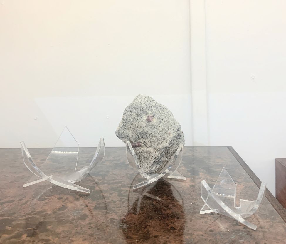 Présentoir plexiglas pour minéraux ⎸ Forme Lotus