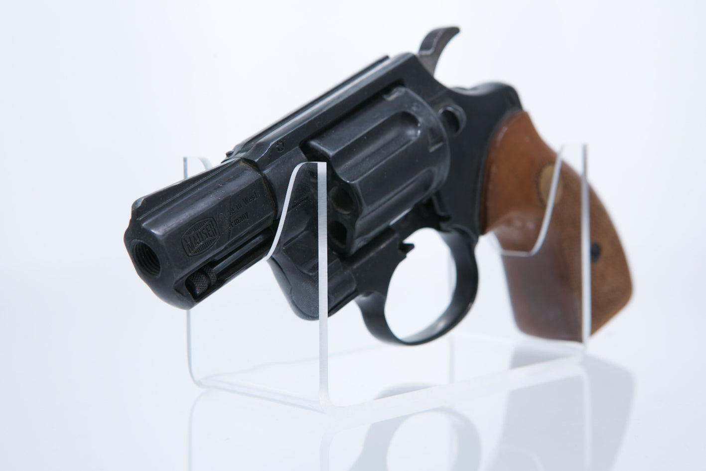 Présentoir en plexiglas pour arme à feu de poing - France Présentoir en plexiglas pour arme à feu de poing - France