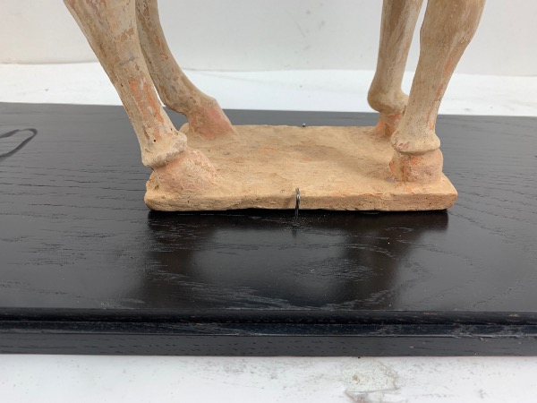 fixation de la sculpture en pierre sur une base en bois 