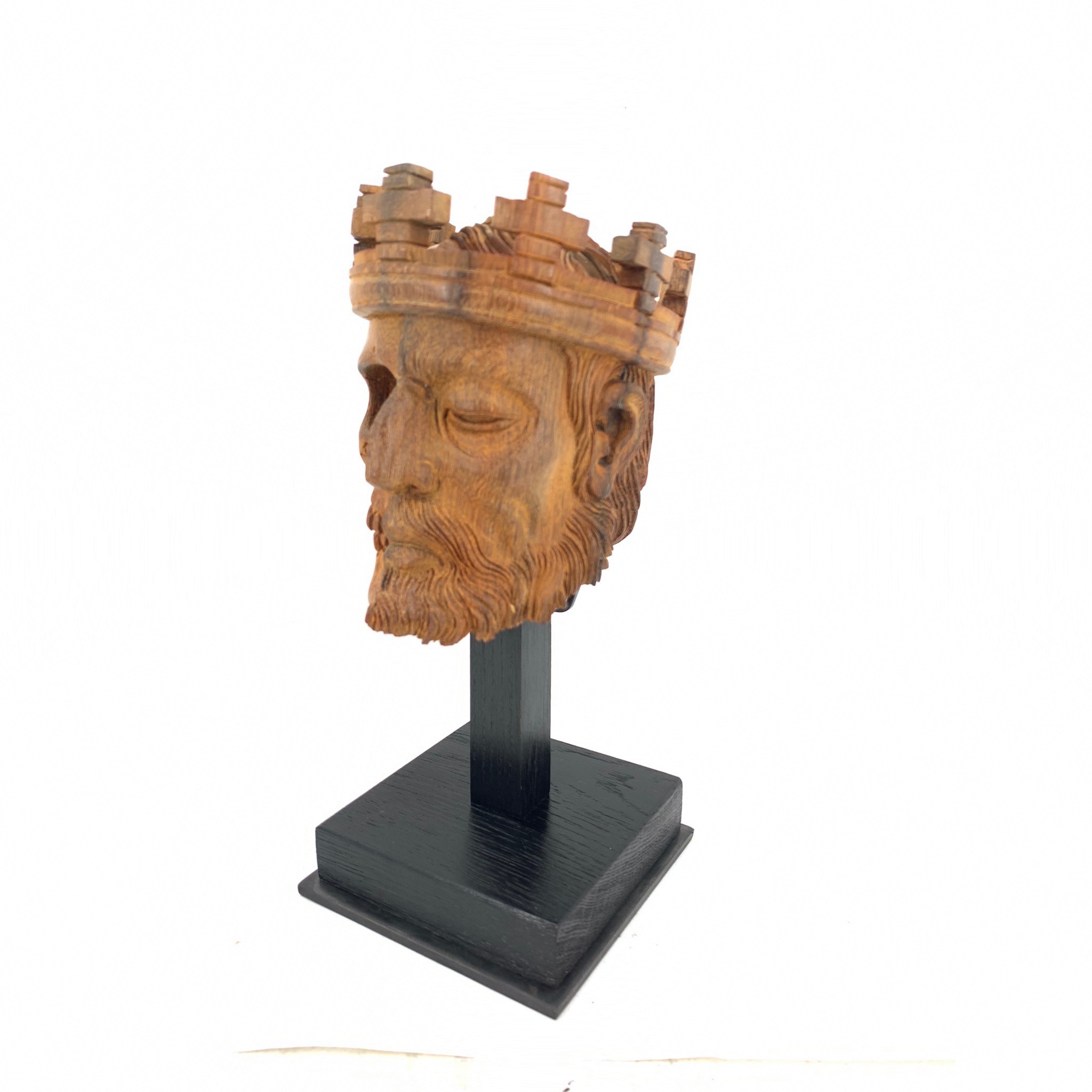 tête sculptée de roi avec son socle noir 