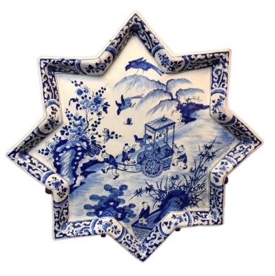 Assiette en forme d'étoile à huit branches décor au chinois bleu et blanc vue de face sur fond blanc