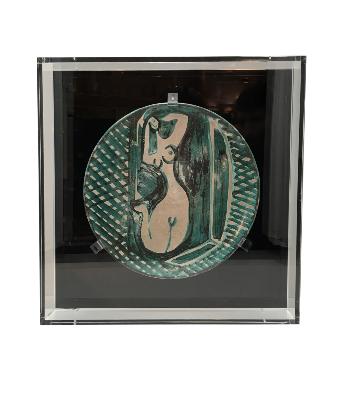 Coffret acryllique protégeant une assiette moderne à décor de femme en faënce de grand feu verte sur fond blanc vu de face