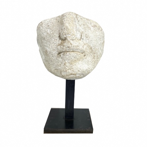 fragment de tête sculptée sur un socle en acier 