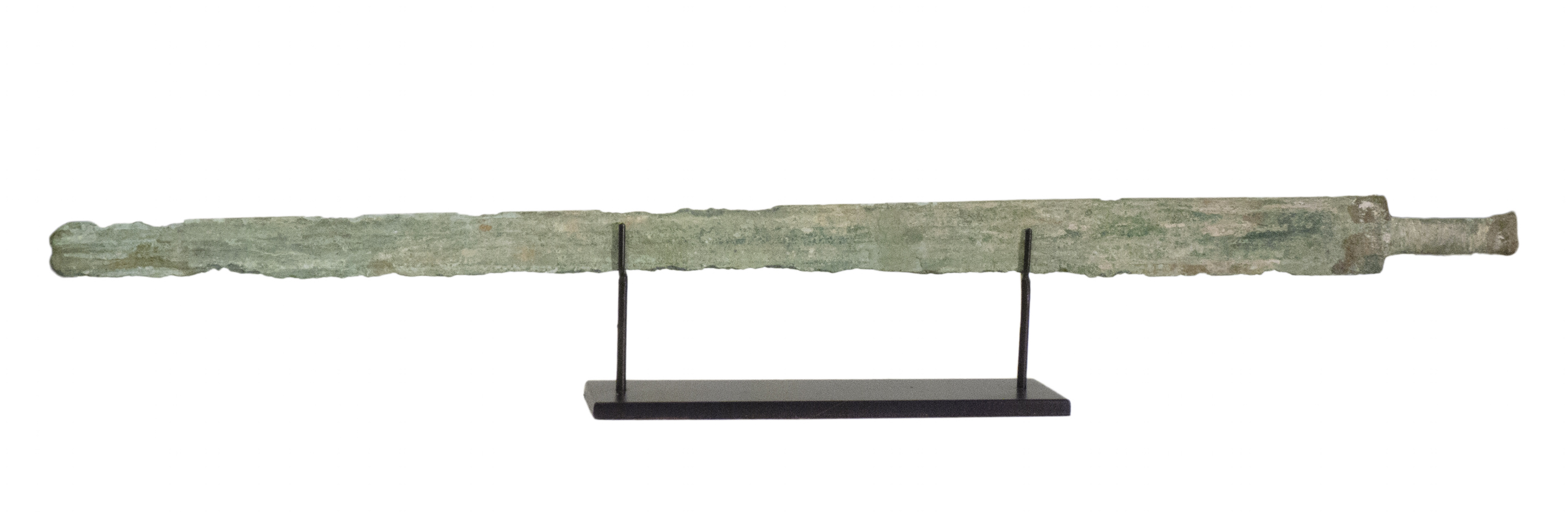 Glaive age du bronze vert de gris socle acier noir horizontal sur fond blanc