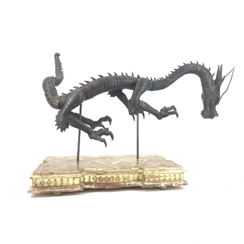 dragon sur un socle en acier 