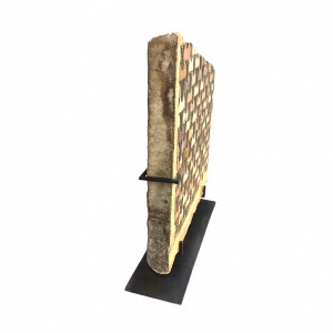 socle sur mesure en acier pour un fragment de pavement en marbre de carrare 