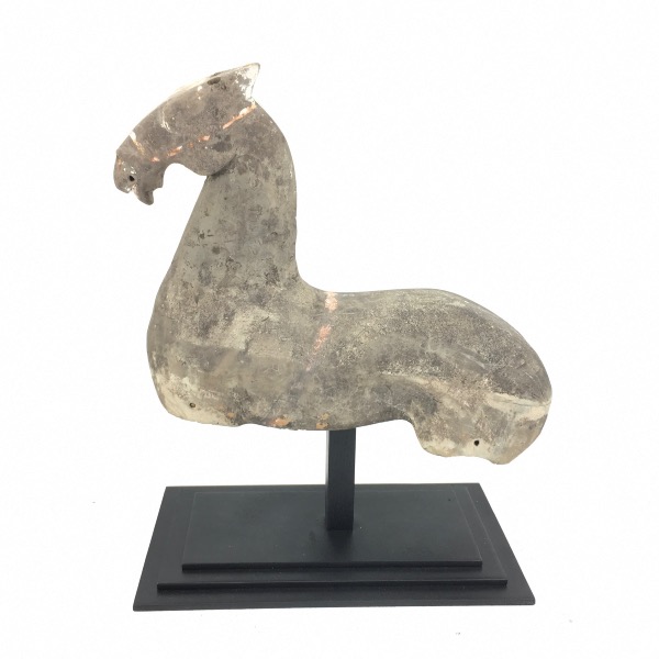 sculpture de cheval en pierre sur un socle en acier noir 
