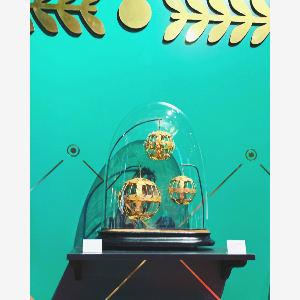 globe en verre ancien avec boule dorée à l'intérieur exposotion napoleon 