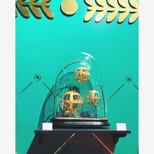 globe en verre ancien avec boule dorée à l'intérieur exposotion napoleon