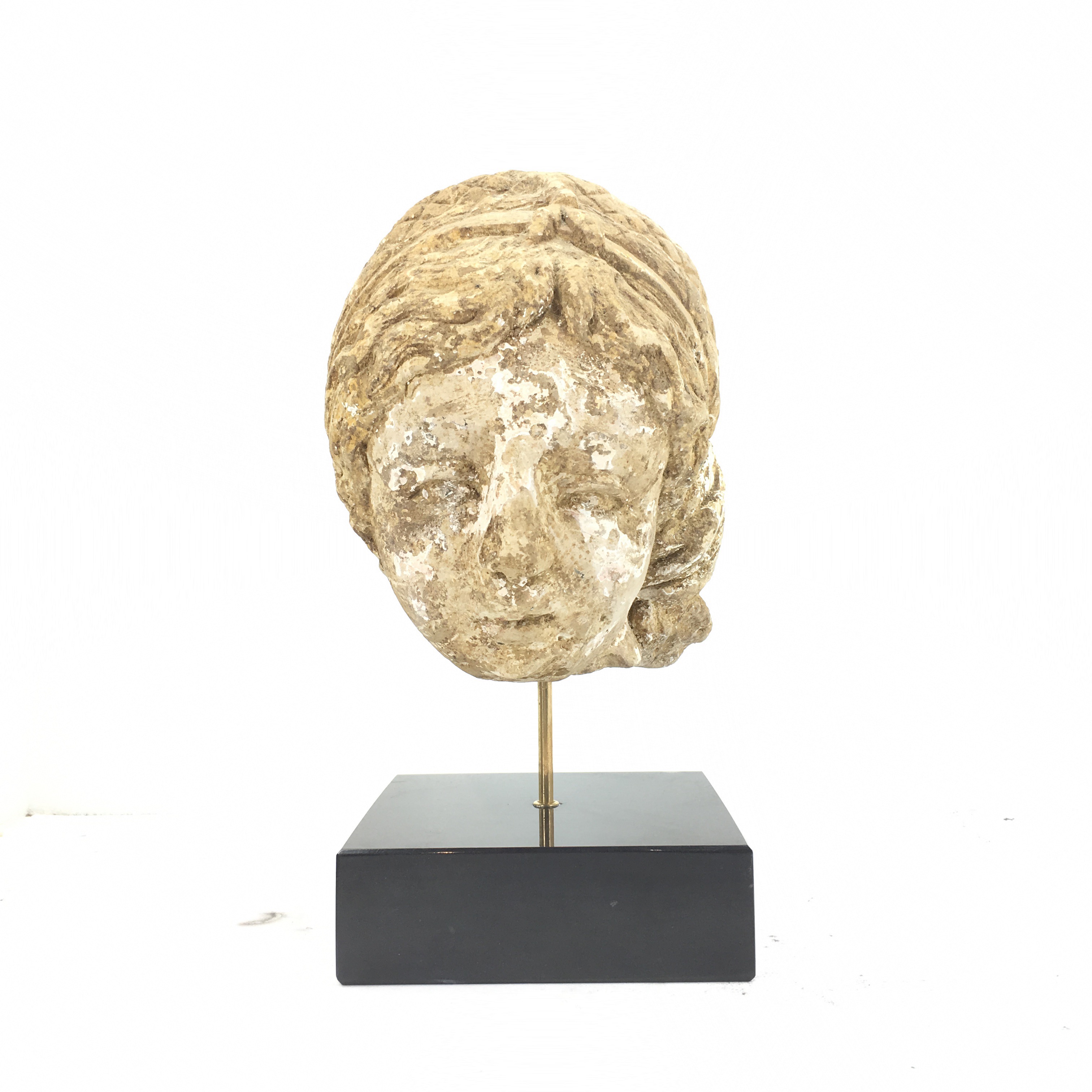 tête archéologique soclée sur une base noire avec tige en laiton 