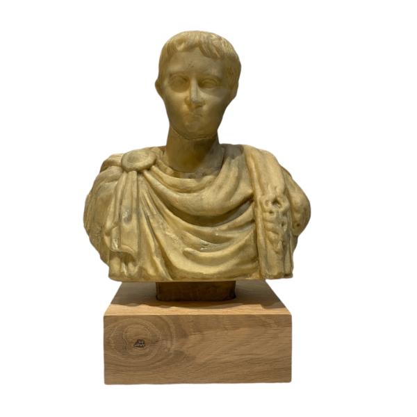 sculpture antique sur un socle sur mesure en chne 