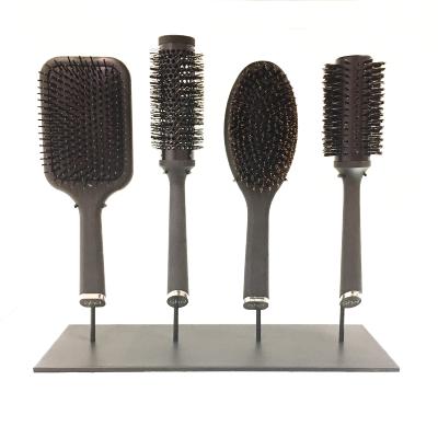 brosse  cheveux ghd sur des socles sur mesure en acier noir 