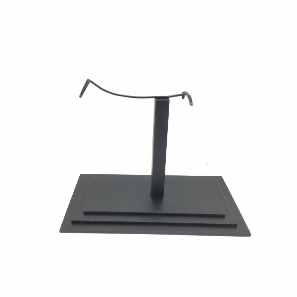 socle en acier noir pour sculpture questre 