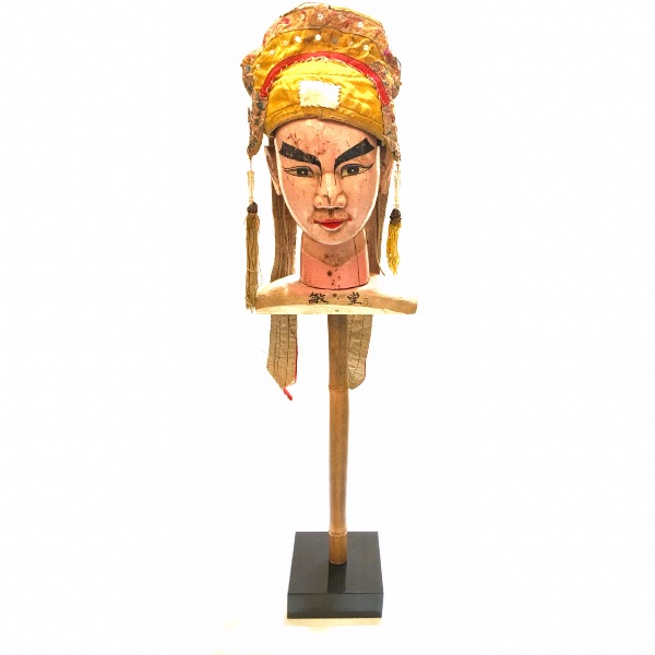 socle en marbre pour une marionnette indonsienne 
