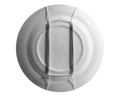 Porte assiette mural avec ressorts tirable pour cramique  fixer au mur vu de dos sur fond blanc