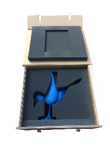 sculpture d'oiseau dans caisse en bois 