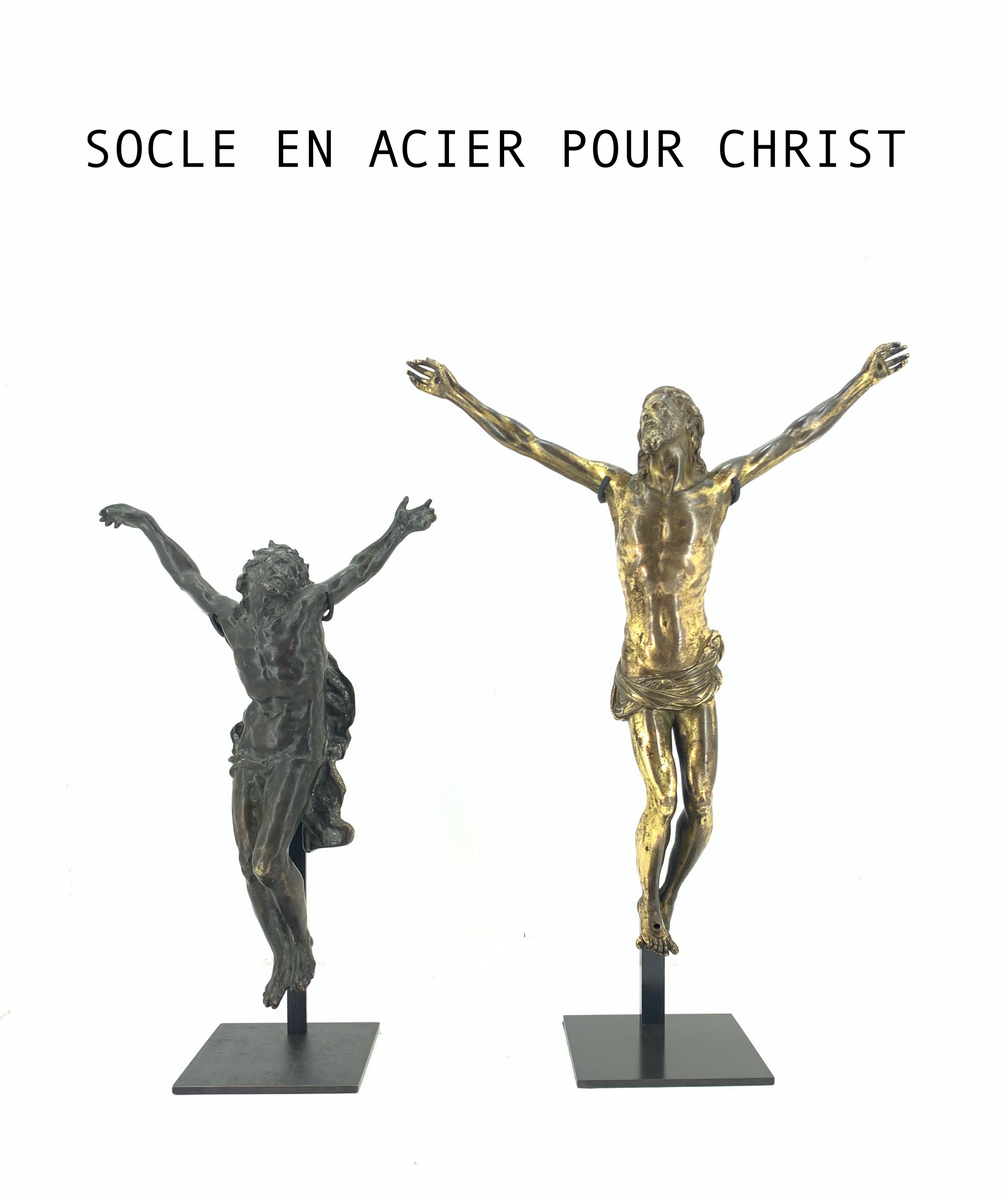 deux christ en croix sur socle en acier noir sur fond blanc 