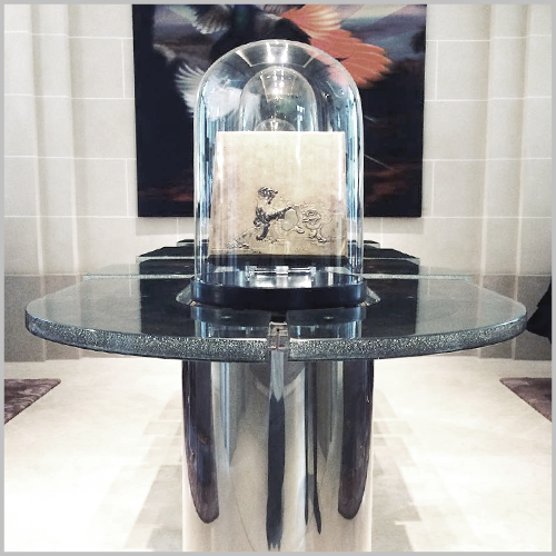 globe en verre ancien dans la conciergerie de l'hôtel de Crillon 