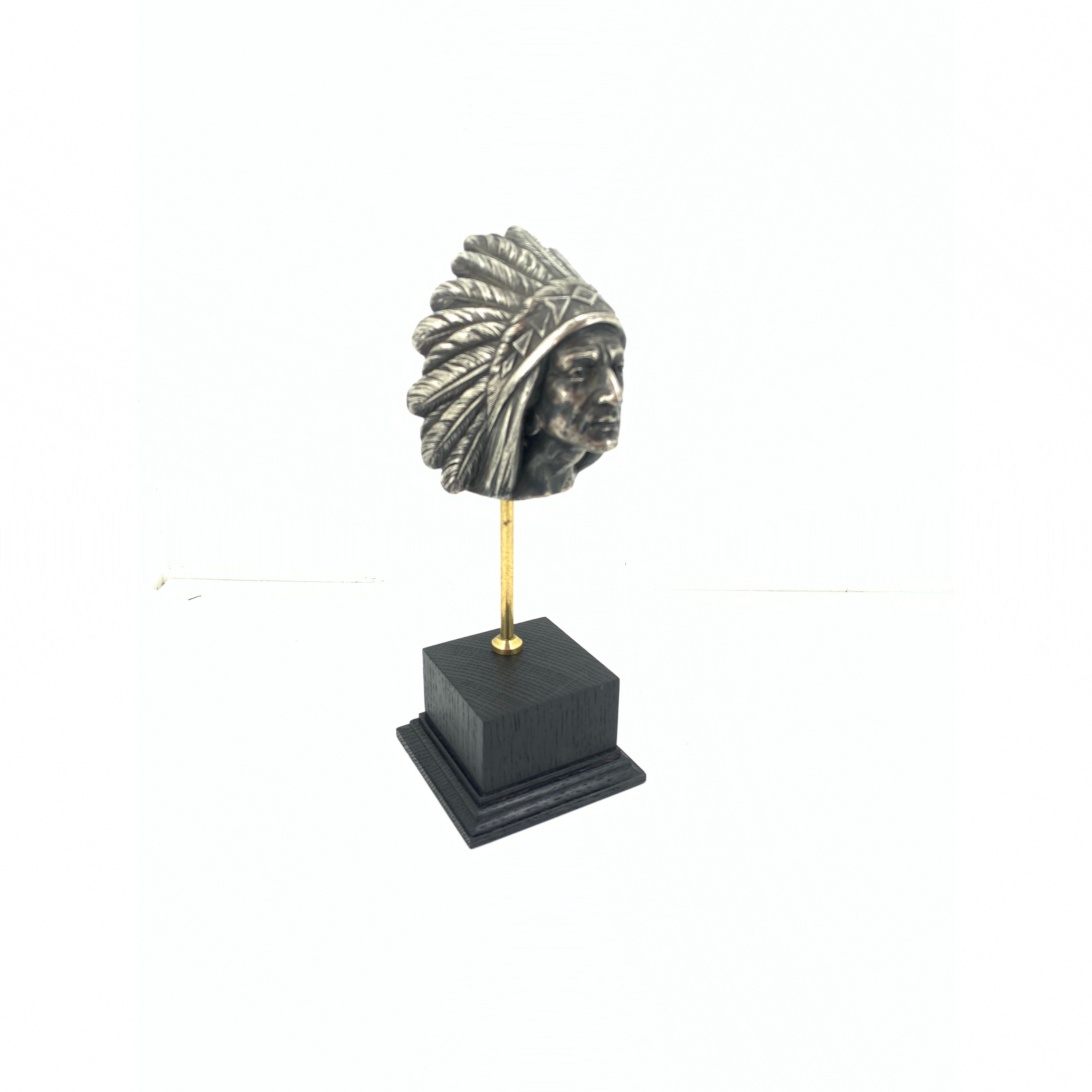 bouchon de radiateur en forme de tte d'indien sur son socle en bois noir avec tige de maintien dore 