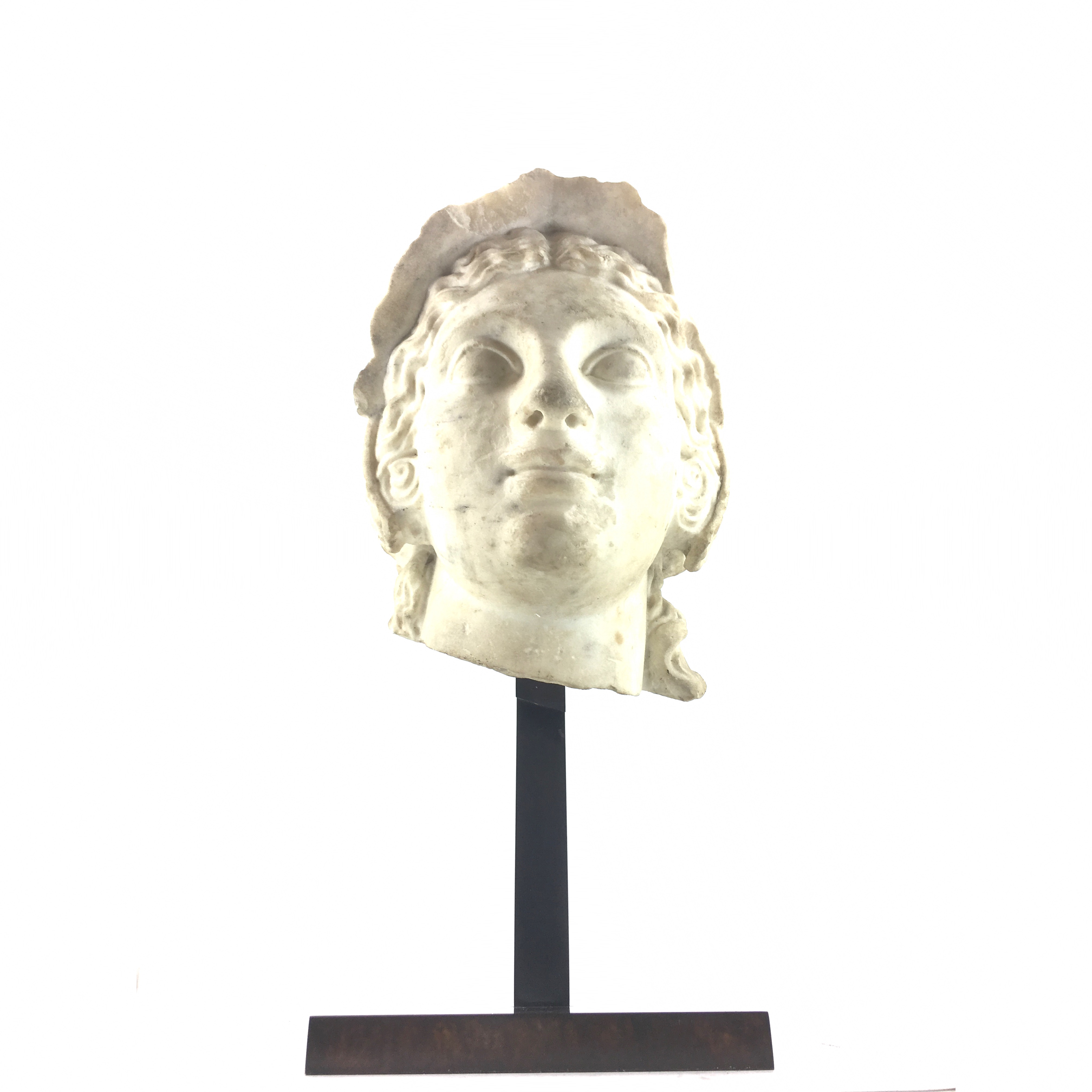 tête sculptée archéologique sur son socle noir 