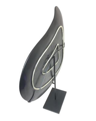 Assiette de colombo noire décor géométrique de forme asymétrique sur socle acier noir à un montant vue de dos sur fond blanc 