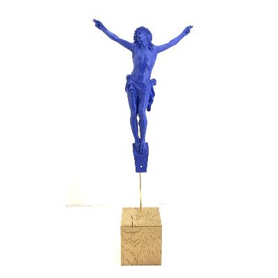 christ bleu socle sur un bloc de bois brut 