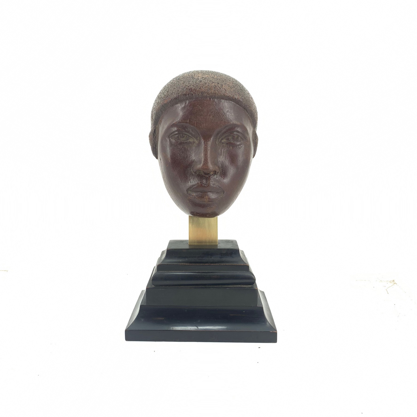 tête sculptée de face sur un socle en bois noir avec doucines et tige en laiton dorée 