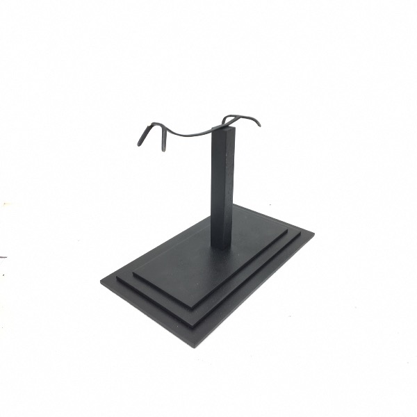 socle sur mesure en acier noir pour sculpture questre 