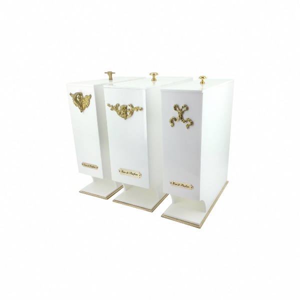 trois distributeurs de boite de savon pour la boutique cours de marbre au chateau de versailles 