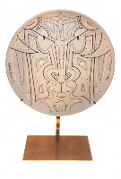 assiette jean cocteau sur un socle en laiton 