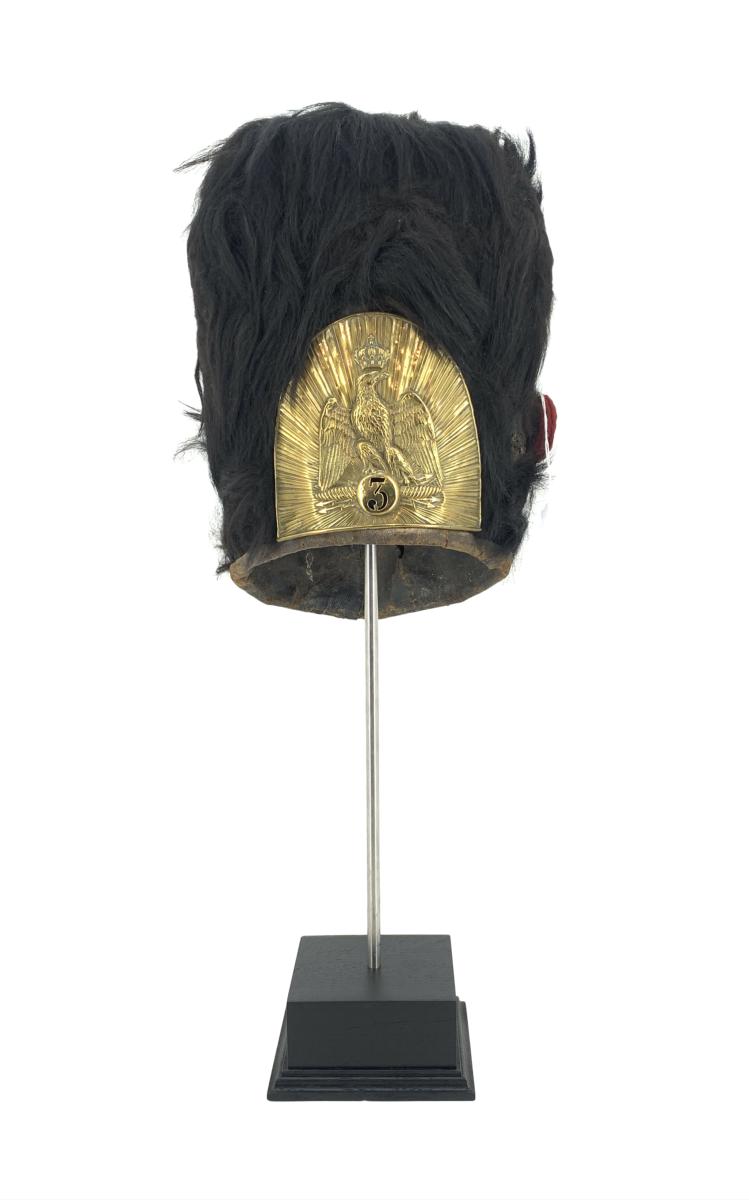 tête archéologique soclée sur une base noire avec tige en laiton 