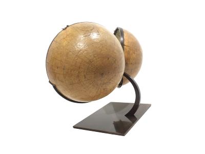 Globe de navigation sur socle acier sur mesure  pied courbe, prsent ouvert sur fond blanc