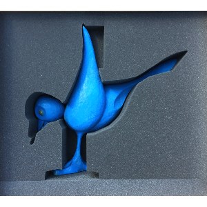 sculpture bleue dans une empreinte en mousse 