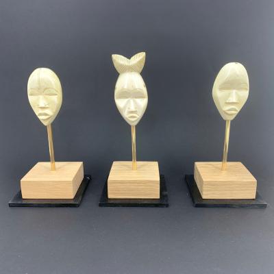 sculpture en ivoire sur socles en bois et acier 