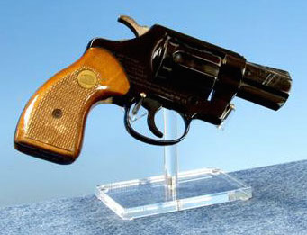 presentoir pistolet réglable transparent pistolet sur fond bleu