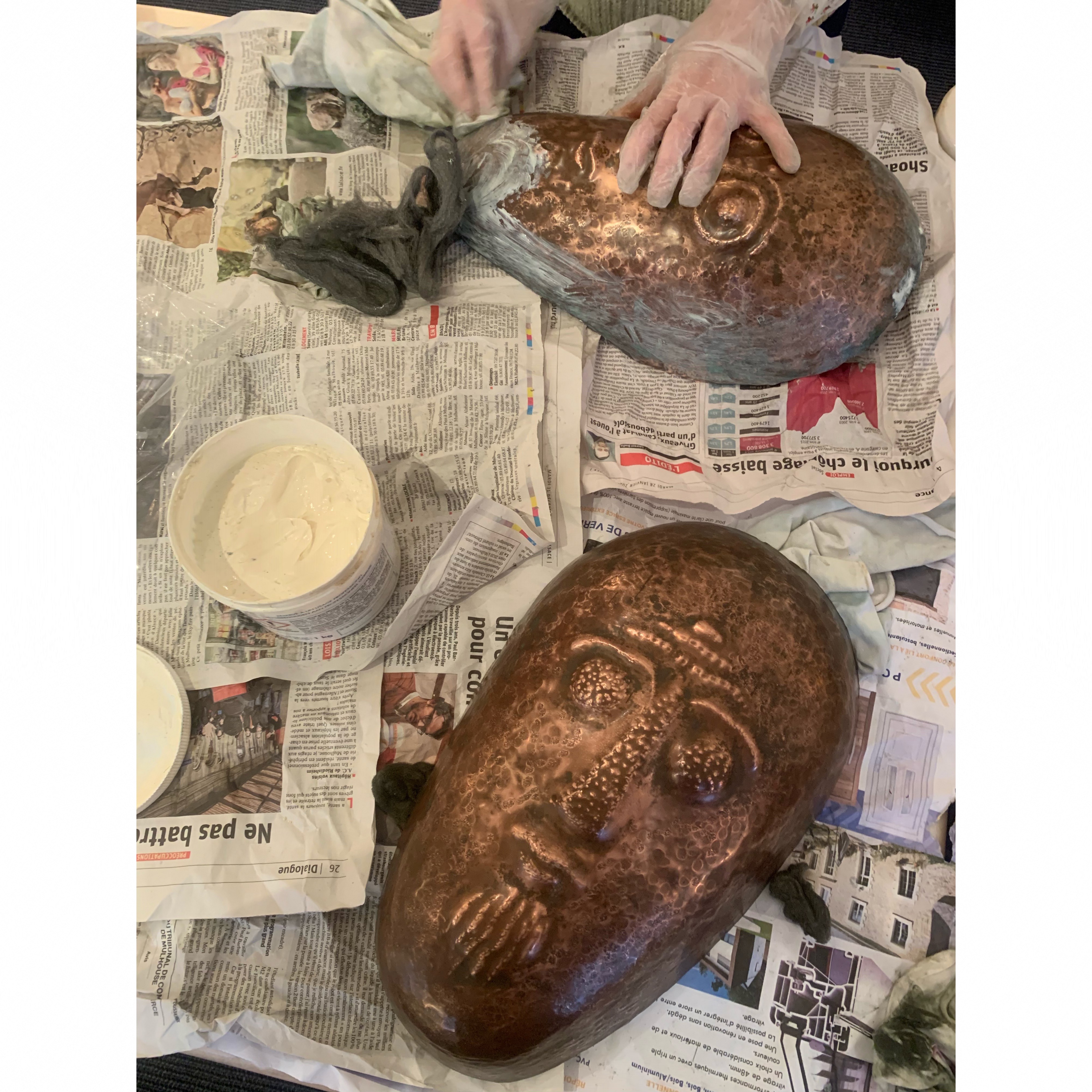 restauration de deux masques en cuivre d'art contemporain 