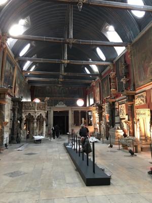 Intrieur de la chapelle des Beaux Arts  Paris, installation de l'vnement pour la maison Ruinart